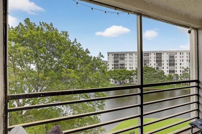 Building Photo - 2309 S Cypress Bend Dr
