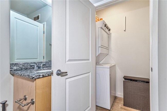 Building Photo - 943 Peachtree St NE