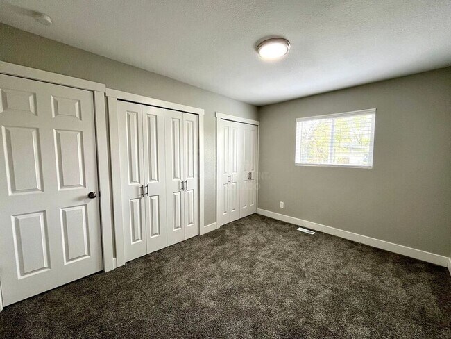 Building Photo - 2123 Fernwood Dr