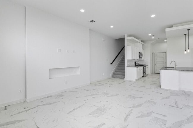 Building Photo - 2927 El Fenice Ln