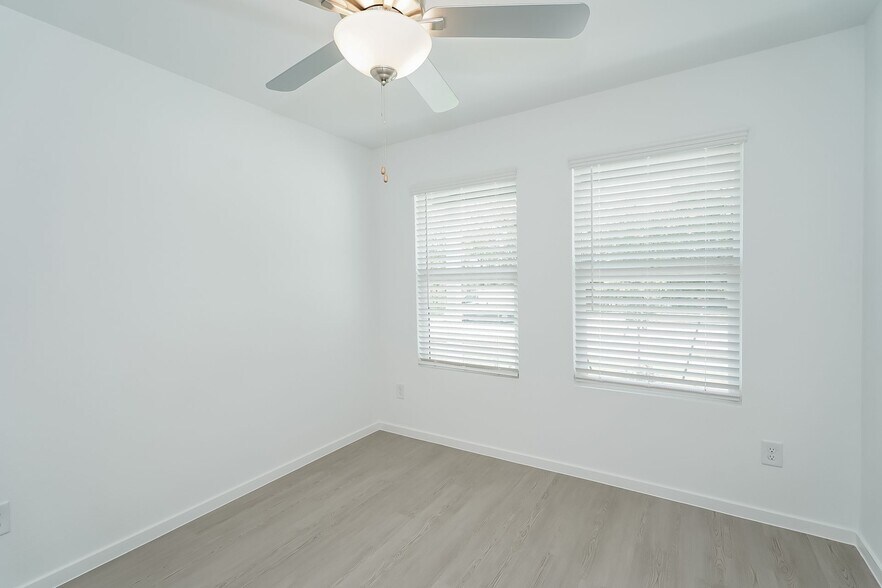 Building Photo - 2736 River Knl Ln