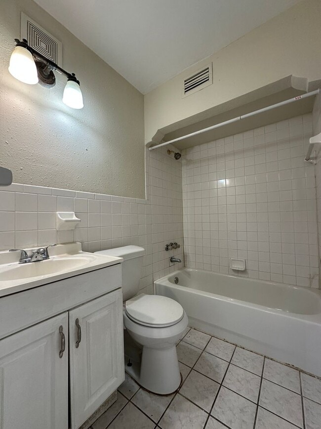 Building Photo - Spacious 5-Bedroom Single Family Home in Hillsborough County