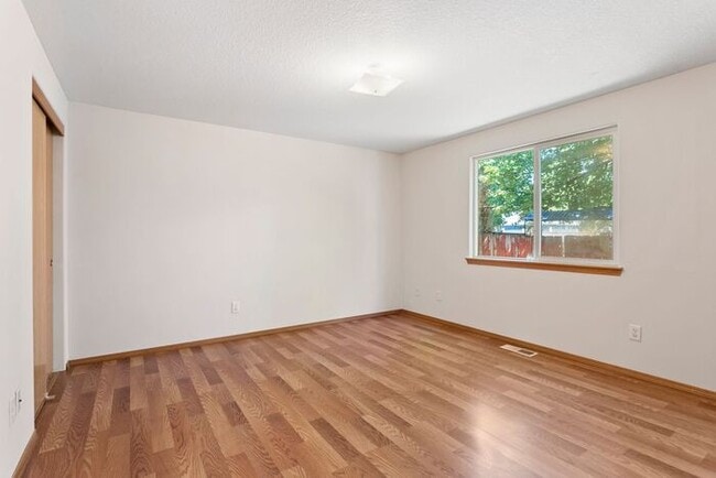 Building Photo - Secluded 3 bedroom 2 bath home close to Wo...