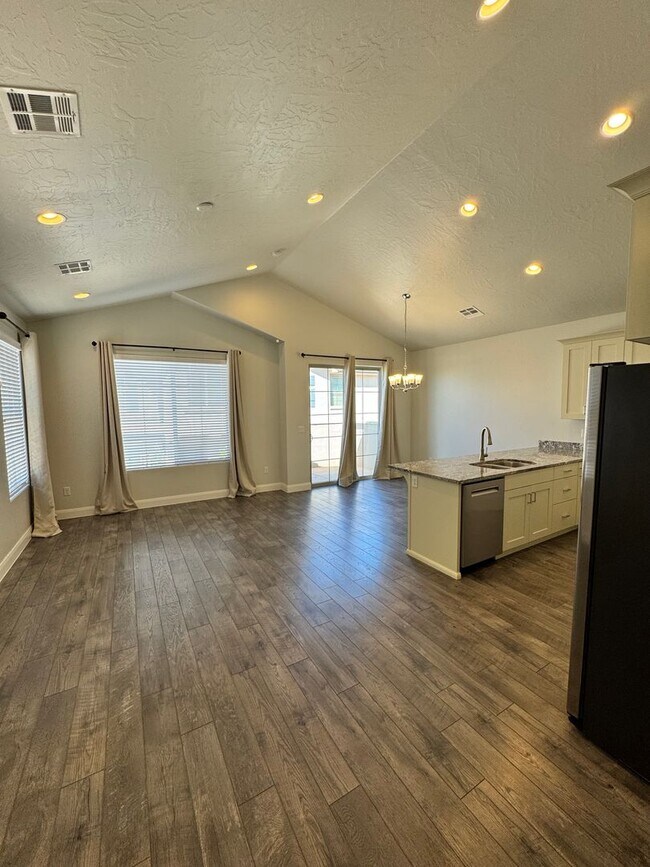 Building Photo - Pet Friendly!! Fresh and Clean!!  Ready to go!