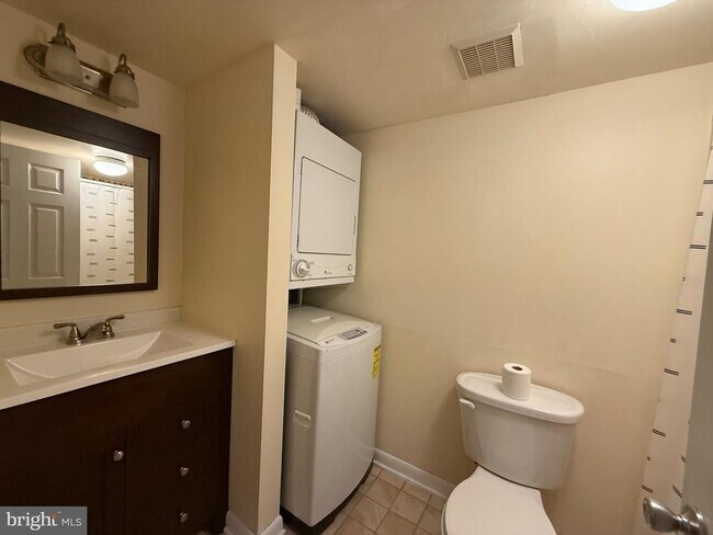 Building Photo - 3011 Valley Dr