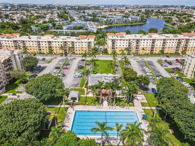 Building Photo - 9350 Fontainebleau Blvd