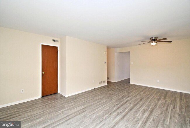 Building Photo - 592 Wrensong Rd