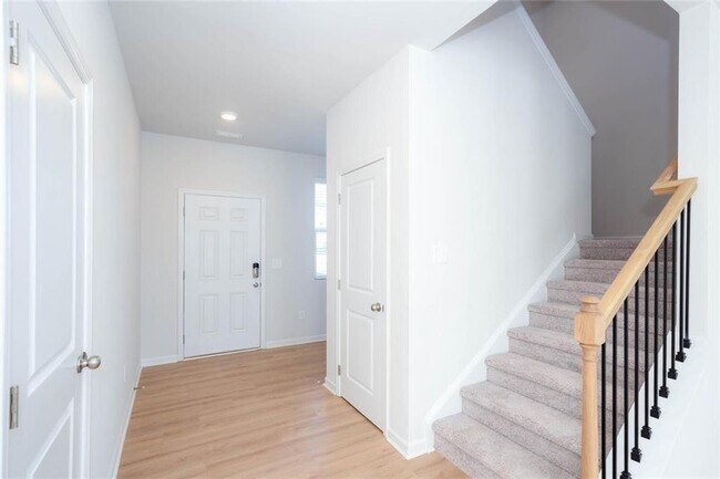 Building Photo - 242 Lookout Dr