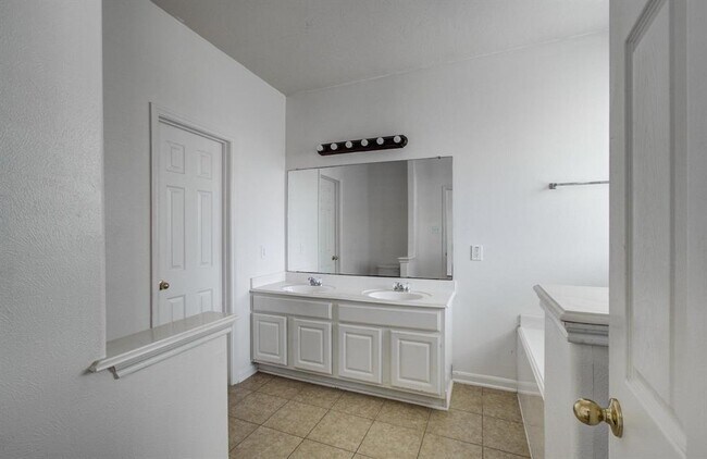 Building Photo - 7547 Oakwood Canyon Dr