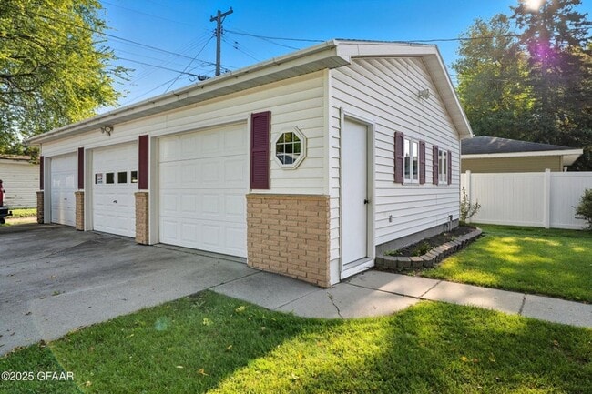 Building Photo - Spacious 4 Bedroom Home with 3 Stall Garage Grand Forks