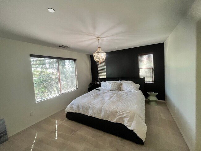 Building Photo - Spacious 4 Bed | 2-Story Townhome in Lake Pointe near Eastlake Vistas