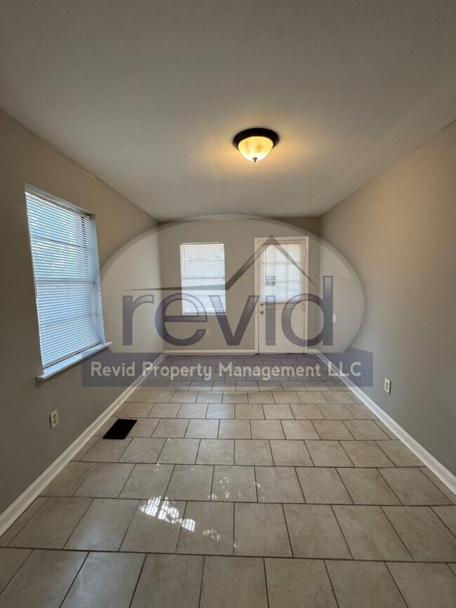 Building Photo - 2 Bedroom 1 Bath House!!