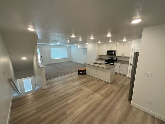 Building Photo - 4 Bedroom 3 Bath 2200 Sq ft Home 2 Car Garage.