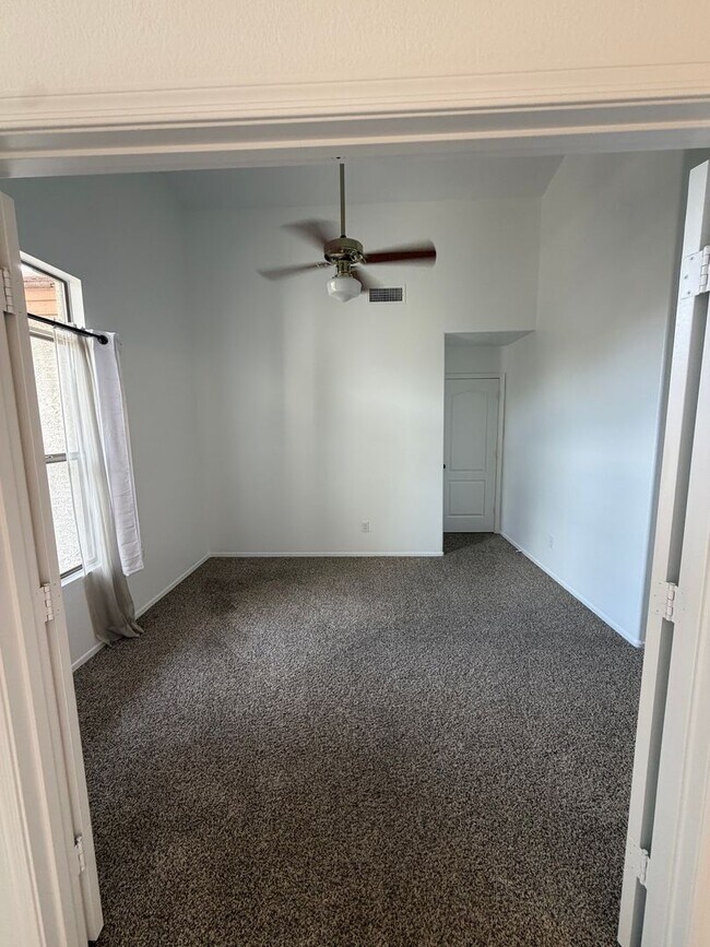 Building Photo - Stunning 3 bedroom, 2 bath home