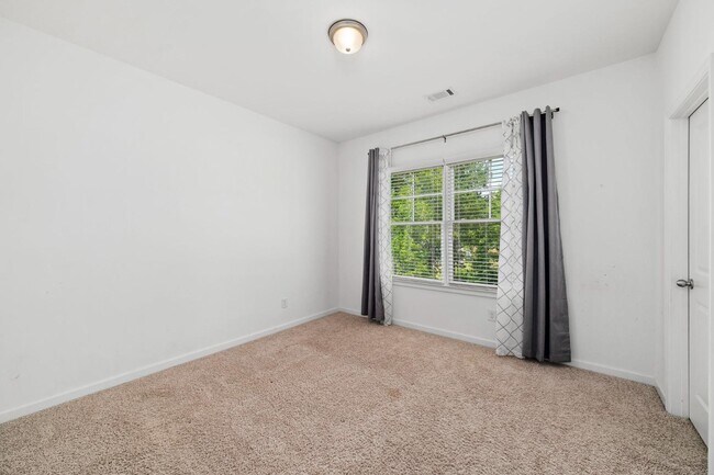 Building Photo - 2108 Charmond Dr