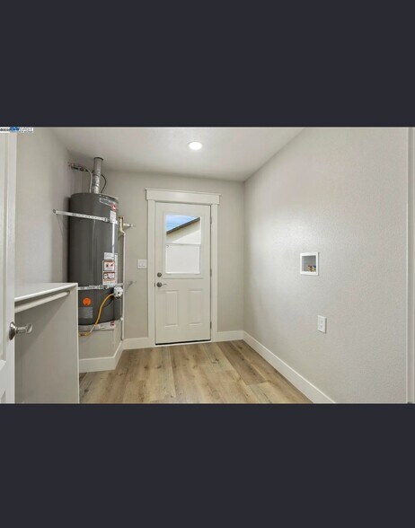 Building Photo - 629 Oregon St