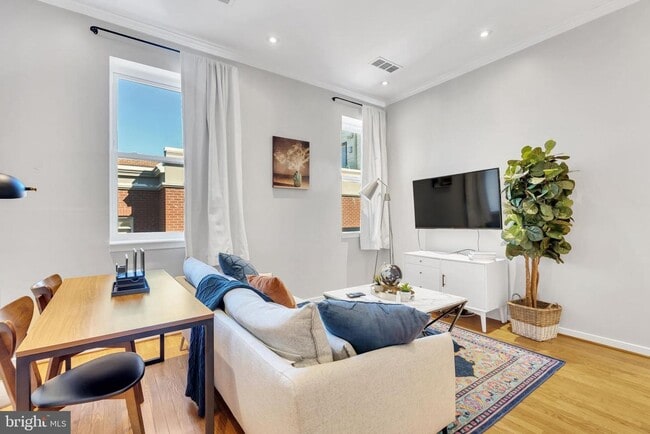 Building Photo - Sunny 1 bedroom/1 bath in Adams Morgan!