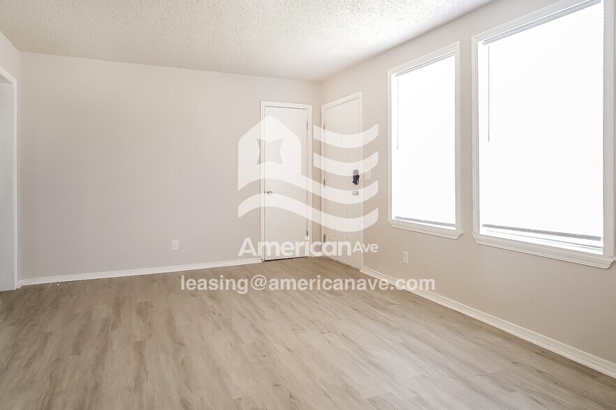 Building Photo - 147 W 49th Pl N