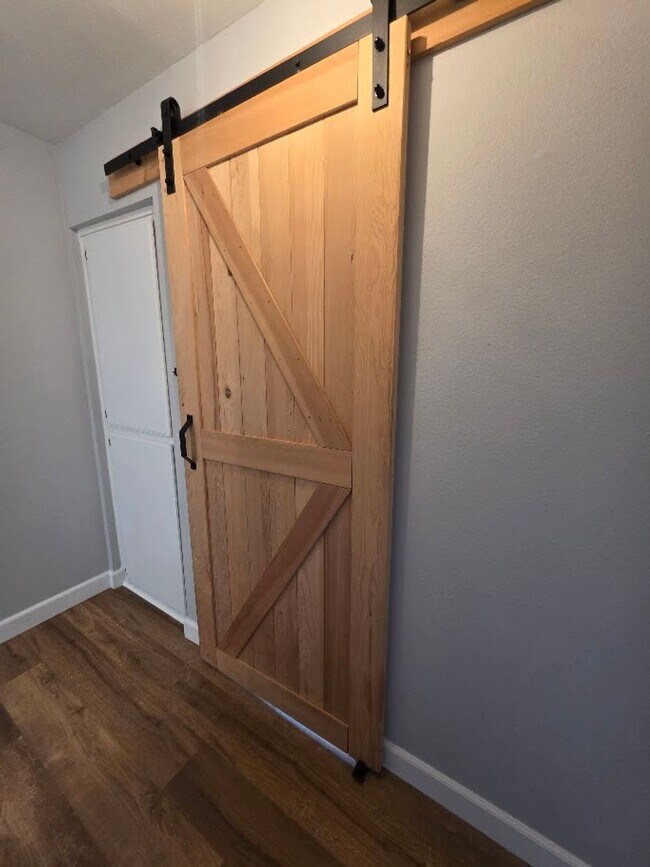 Building Photo - RENOVATED 2BD/1.5 BATH WITH PARKING, LAUNDRY, AND FULL H-VAC