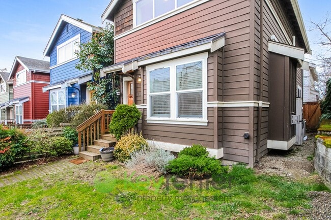 Building Photo - Modern Comfort Meets Urban Living in Seattle