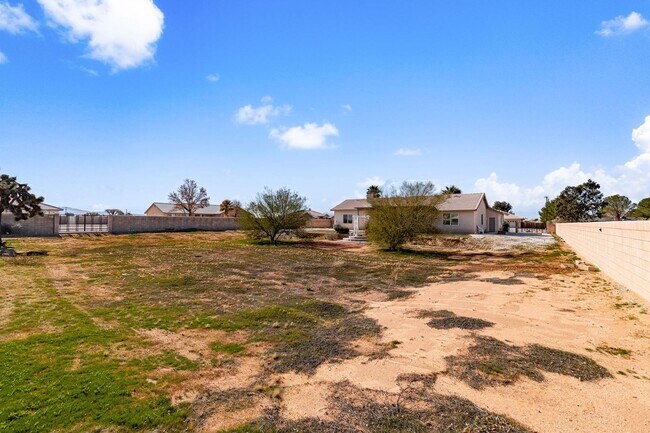 Building Photo - Stunning and Beautifully Spacious Home