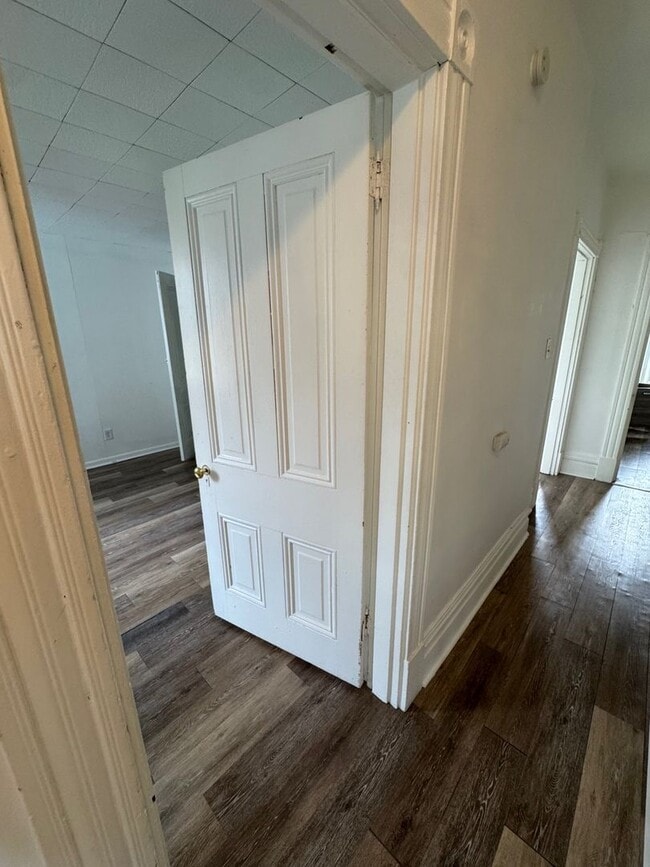 Building Photo - 3 Bedroom 1 Bath Minutes Away from the City!