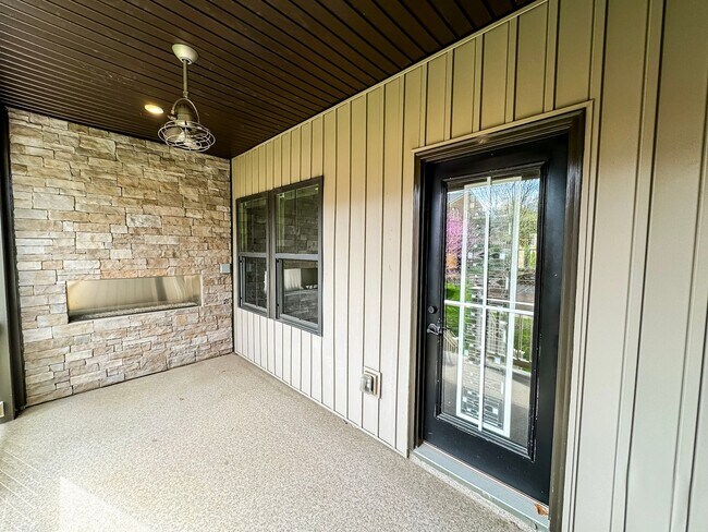 Building Photo - Stunning 3 Bed 3.5 Bath Townhome With Atta...