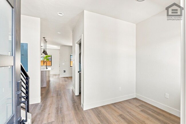Building Photo - 2522 SW Yew Ave