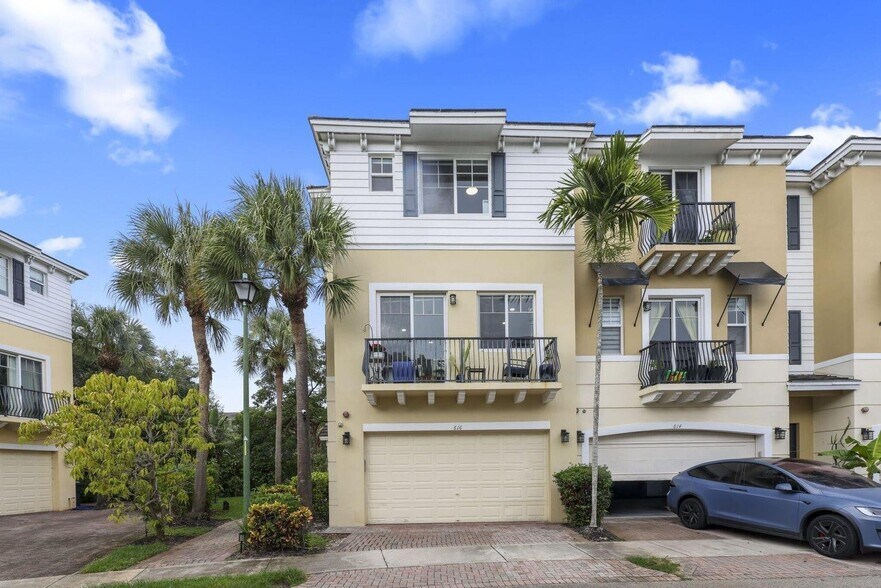 Building Photo - 616 NW 38th Cir