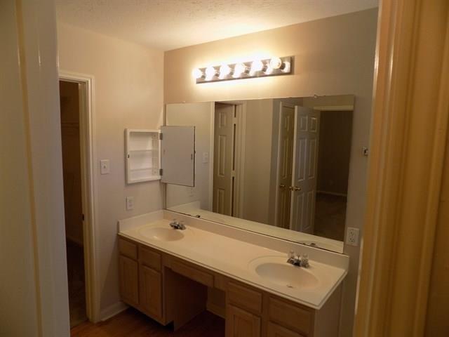 Building Photo - 10467 Twin Circles Dr