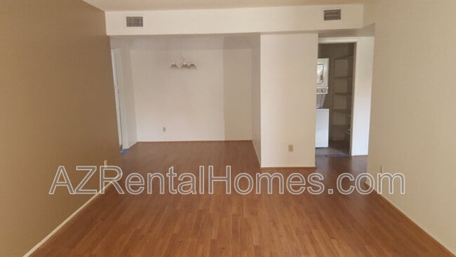 Building Photo - 700 E Mesquite Cir