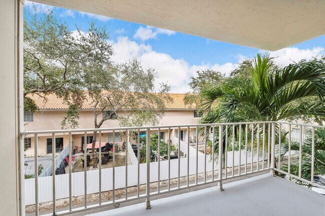 Building Photo - 1-Bedroom, 1.5-Bathroom Apartment in North Miami – Prime Location!