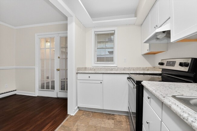 Building Photo - Lovely Two Bedroom Condo in Cotswold!