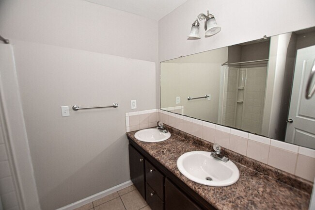 Building Photo - 4 Bedroom / 3 Bath Single Family Home