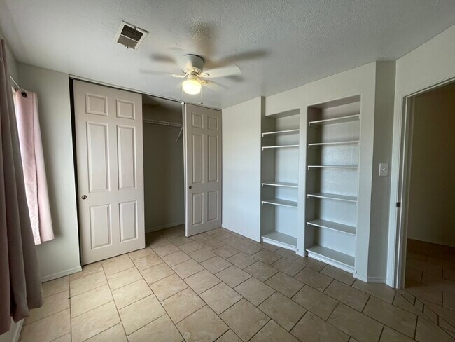 Building Photo - 6275 Roadrunner Loop NE