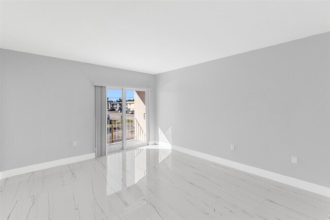 Building Photo - 5925 SW 36th Ct