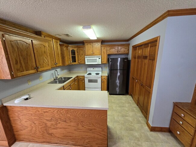 Building Photo - 3563 Beacon Dr