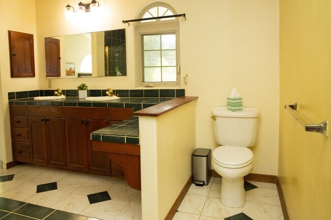 Building Photo - 592 Kaupakalua Rd