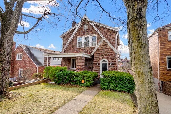 Building Photo - Beautiful 3 Bedroom House in Carrick Available May 1!