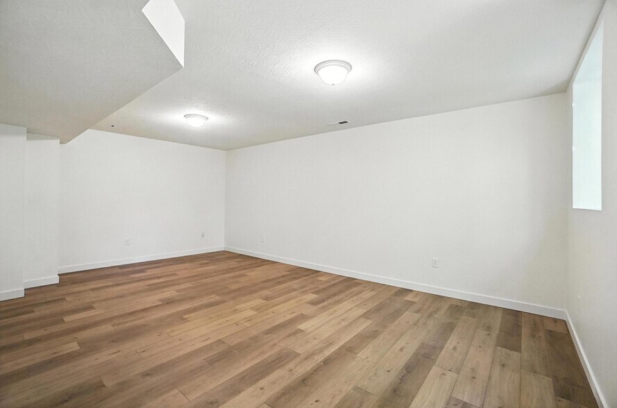 Building Photo - 2380 Oaktree Pl