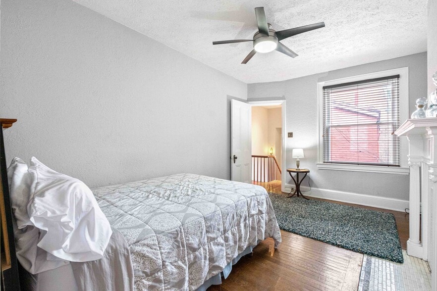 Building Photo - 218 W North Ave