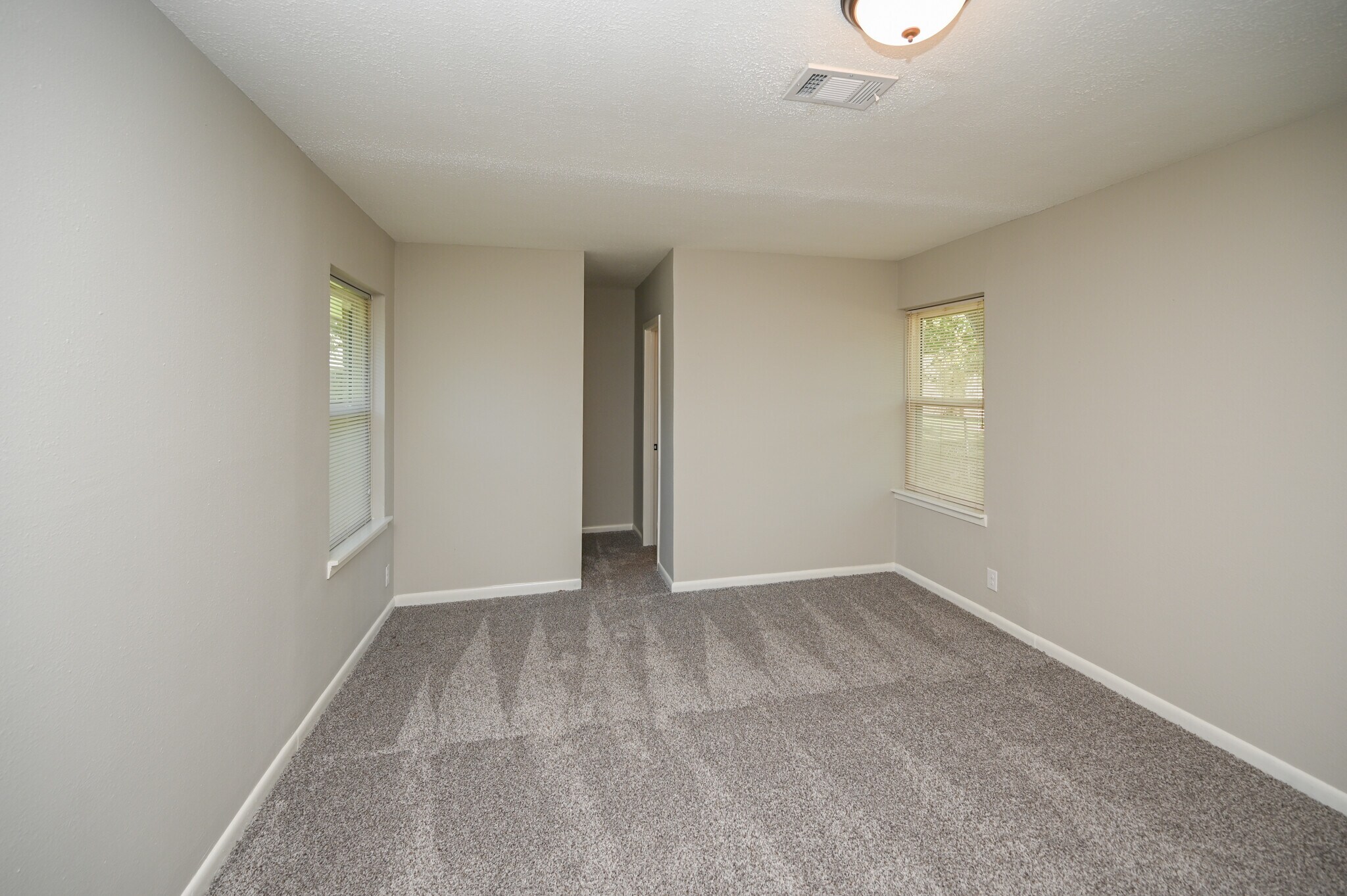 Building Photo - 1602 Sheridan Dr