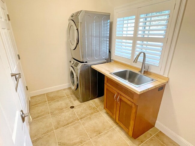 Building Photo - Central Maui - Custom Single Level Home - Unfurnished 3 bed/2bath - Waiolani Mauka in Waikapu