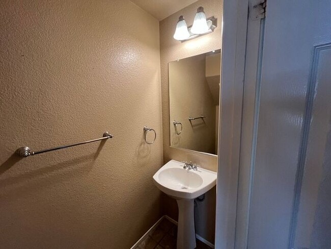 Building Photo - Move In Ready! 2 bedrooms 2.5 bath Townhom...
