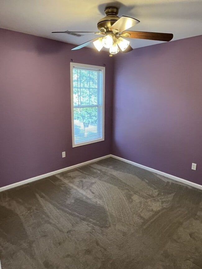 Building Photo - 3 Bedroom Corner Lot home with Great Backy...
