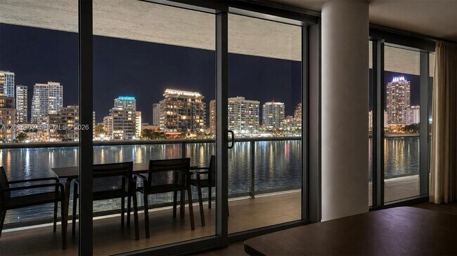 Building Photo - 900 Bay Dr