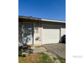 Building Photo - Spacious 2br/1ba, A/C, LRG. Bedroooms, Pri...