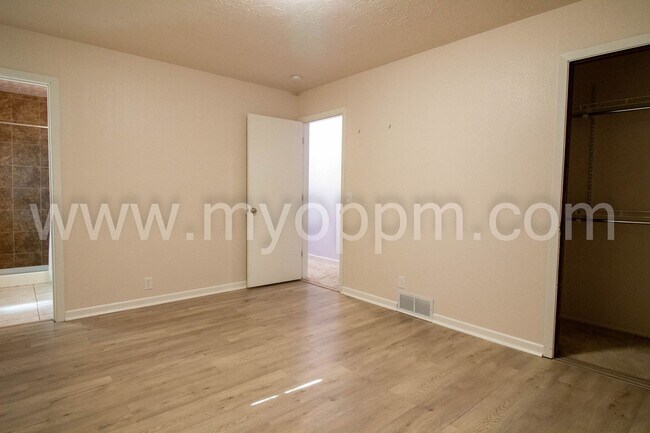 Building Photo - 6711 S 75th Ave