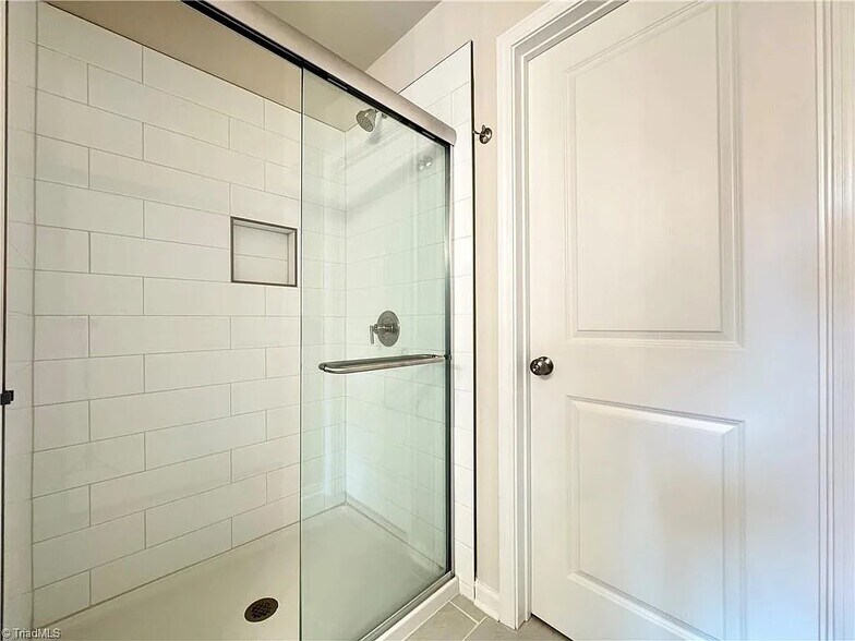 Building Photo - 1086 W Bank St