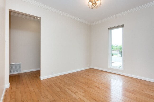Building Photo - Traditional Single Family with Spacious Yard!